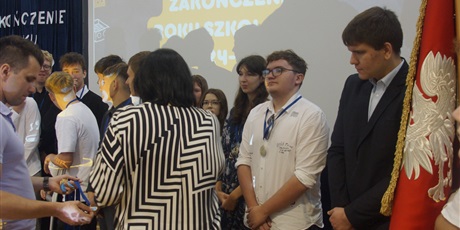 Powiększ grafikę: uroczyste-zakonczenie-roku-szkolnego-2024-2025-634796.jpg